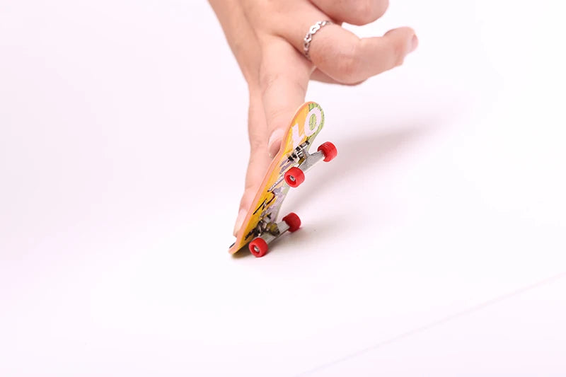 Finger Skateboard Skatepark Mini Ramp Skateboarding with Metal Wheels Finger Teck Toys for Finger Sport Game
